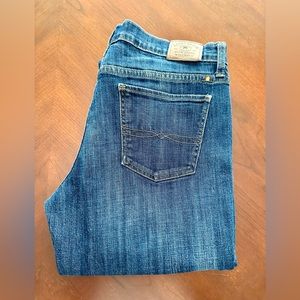 Lucky Brand Sweet Straight Jeans. Mid-rise. Medium wash. Size 10/31R.